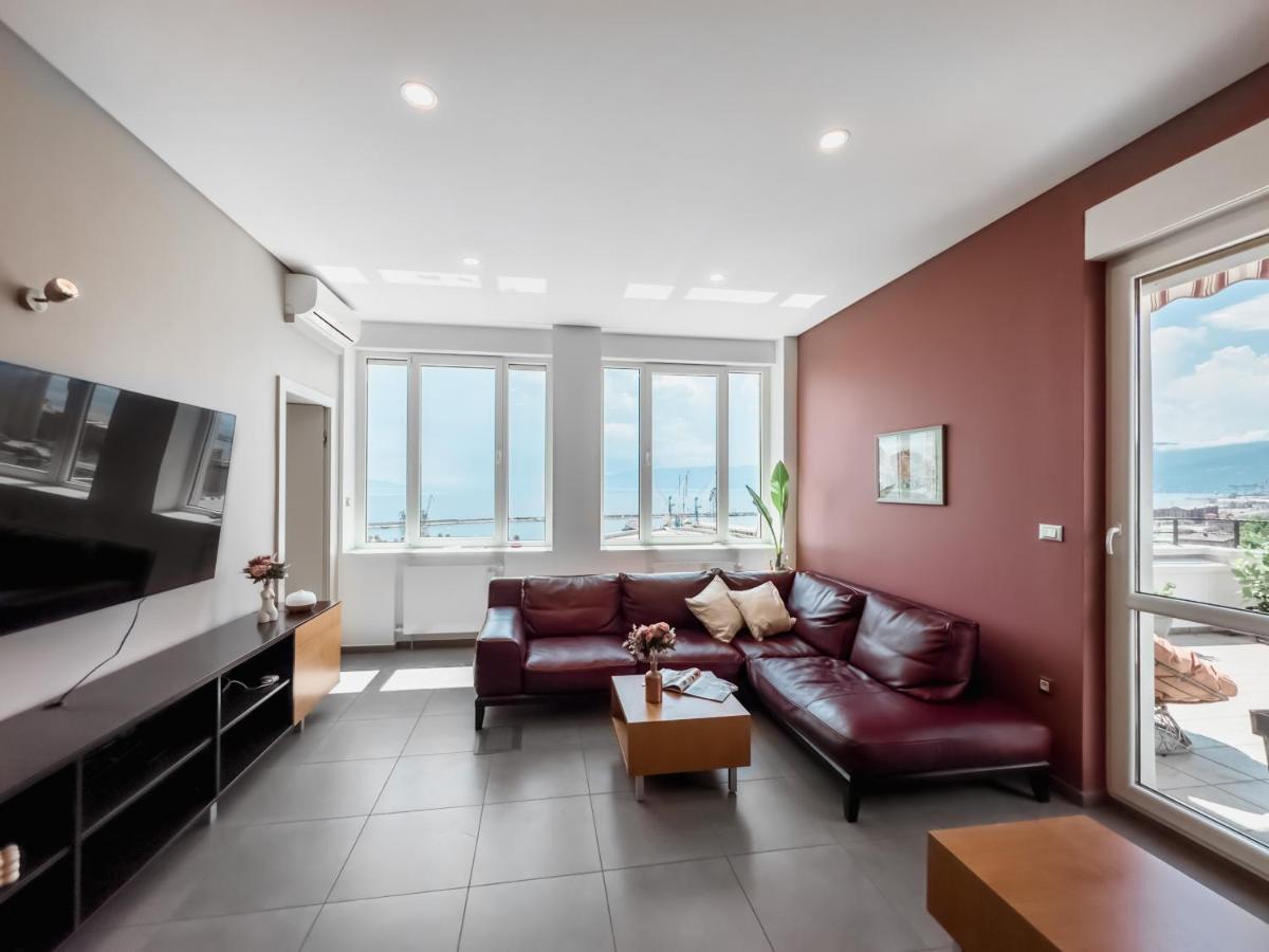 105m2 Penthouse Sea View With Free Garage Parking *